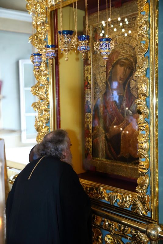 Чудотворный список Иверской иконы Божией Матери. Находится в Новодевичьем монастыре, в Москве.