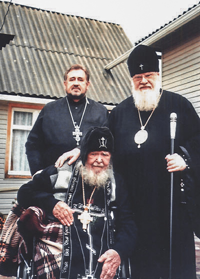 Справа налево: Митрополит Екатеринодарский и Кубанский Исидор, схиархимандрит Симеон (Нестеренко) и настоятель собора протоиерей Иоанн Мартынюк