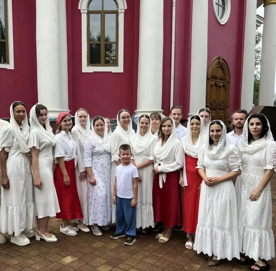 Хор «Архангельский глас» у Собора Архистратига Михаила