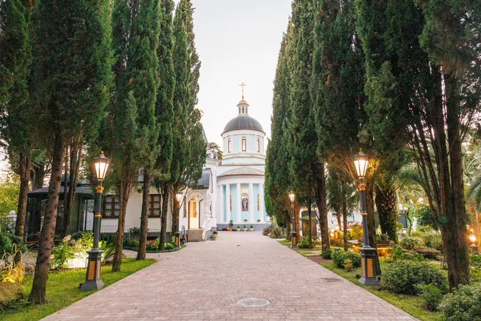 Аллея кипарисов у собора